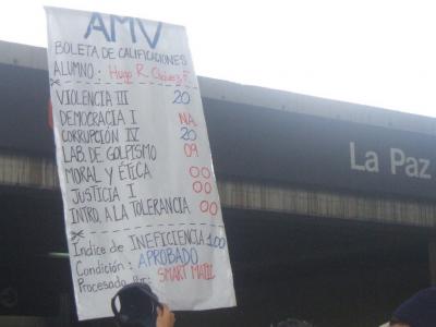 Pancarta en la estaci&oacute;n Metro la Paz